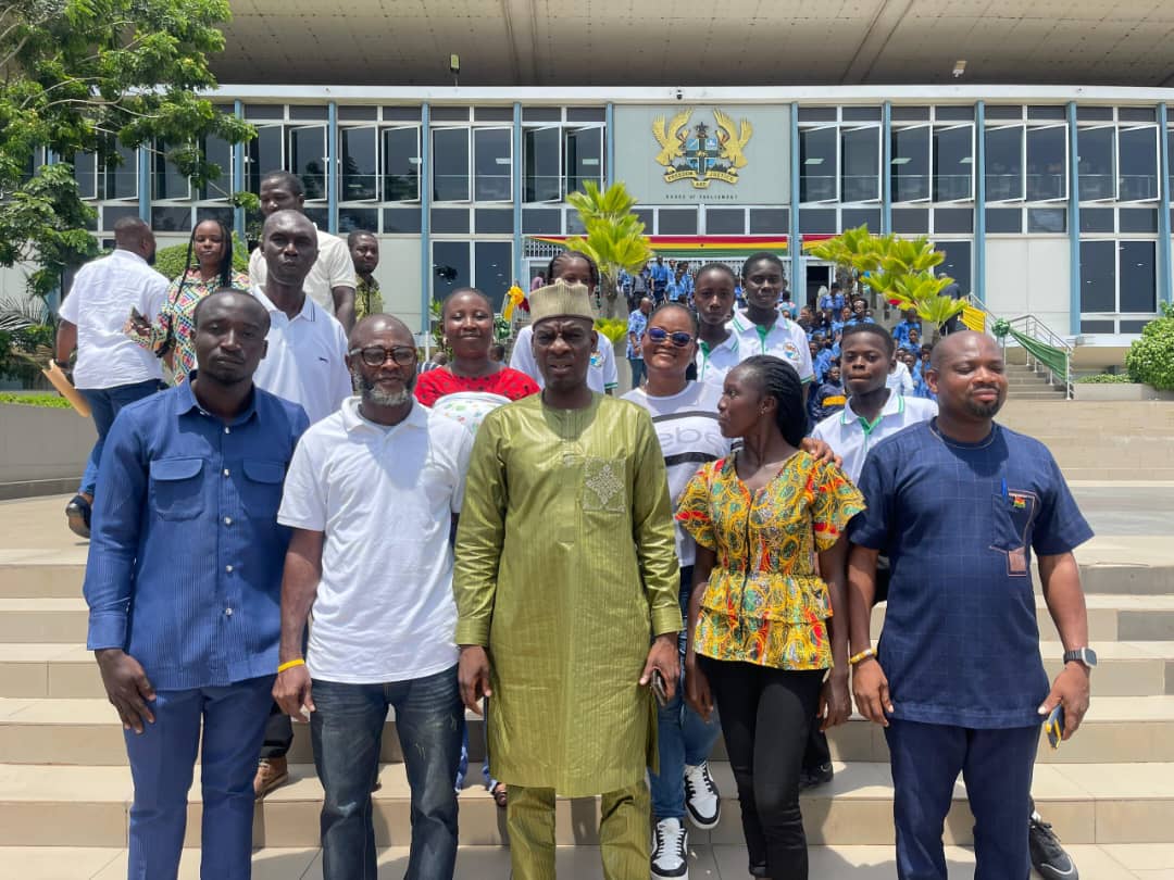 Staff and pupils in front of the Ghanaian Parliament House